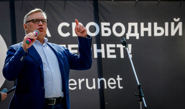 Бывший премьер-министр России Михаил Касьянов выступает на митинге в защиту свободы интернета в РФ. Москва, 13 мая 2018 года.