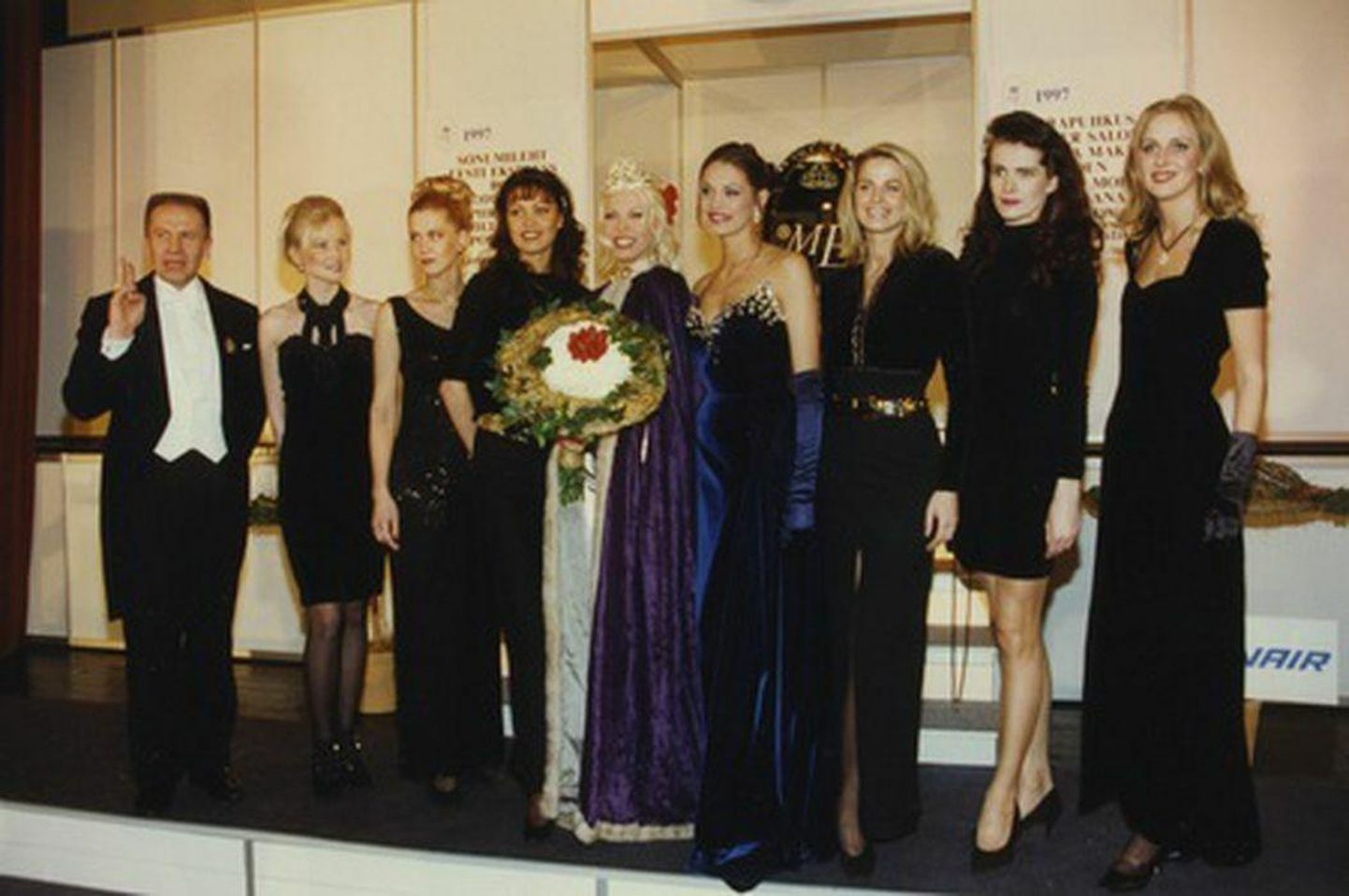 Miss Estonia 97 valimistel olid varasemad missid aukülalisteks. Alates vasakult Liis Tappo (1990), Heli Mets (1988), Enel Eha (1995), Kristiina Heinmets (1997), Helen Mahmastol (1996), Cathy Korju (1989), Erika Bauer (1991) ja Lilia Üksvärav (1993).