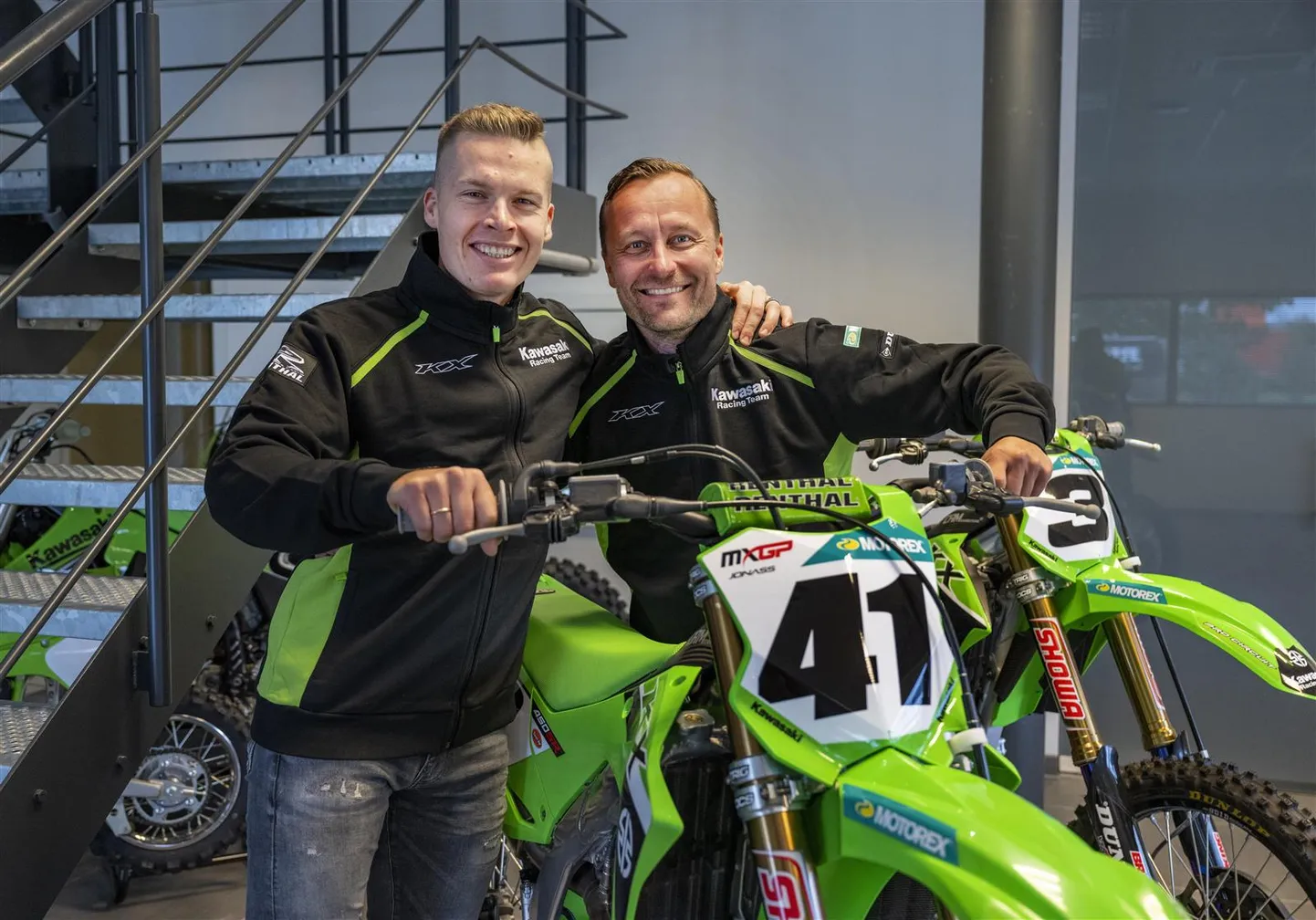 Latvijas motokrosa braucējs Pauls Jonass un "Kawasaki Racing" komandas menedžeris Anti Pirhenens