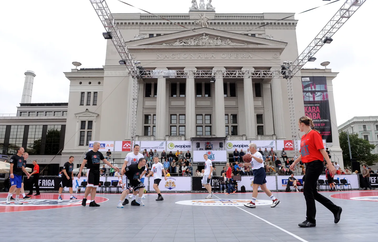 Diennakts basketbola turnīra ''Krastu mačs'' spēle starp Daugavas labā krasta un kreisā krasta politiķiem.