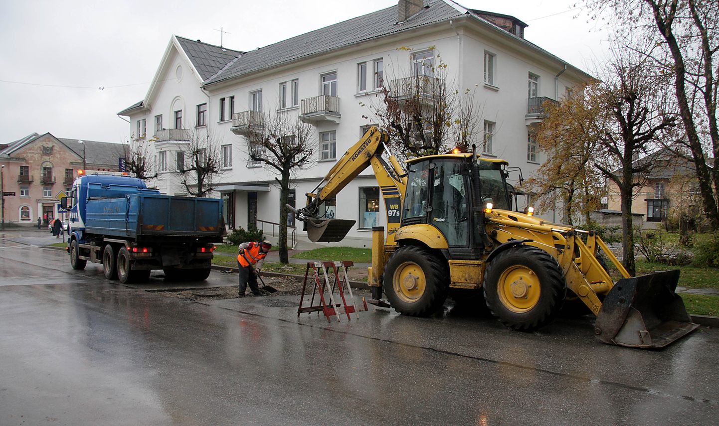 Kohtla-Järve Kalevi tänava aukude lappimine 2010. aastal.