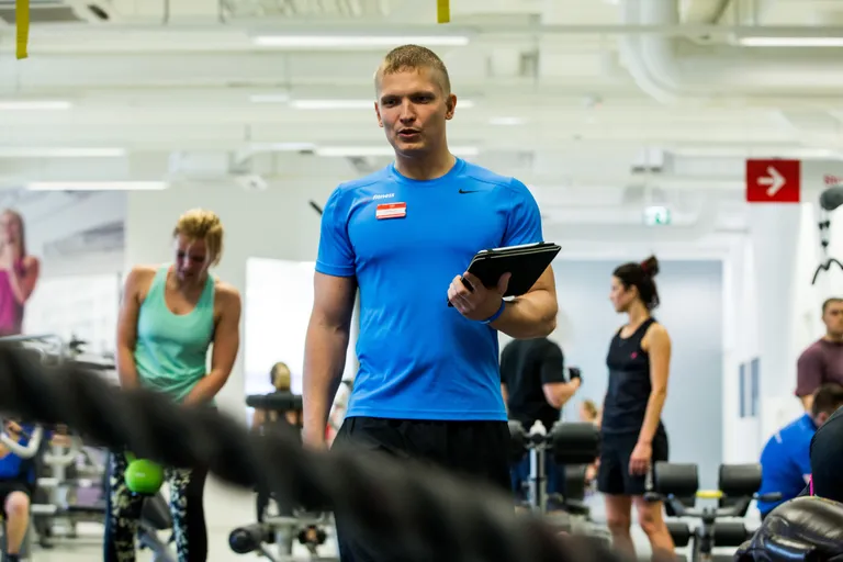 Bootcampi treener Ott Mänd innustab ja hoiab tuju üleval, kuid halastust ei tunne.
FOTO: EERO VABAMÄGI
