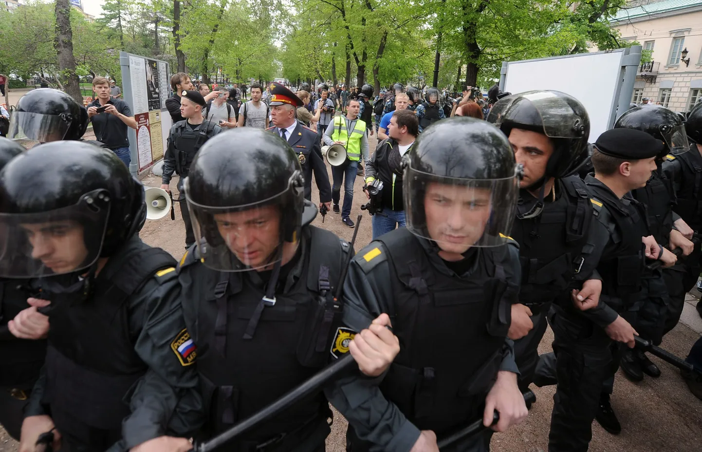 Московская полиция прекращает демонстрацию оппозиционеров.