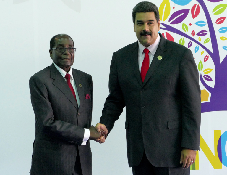 Zimbabwe endine president Robert Mugabe (vasakul) ja Venezuela president Nicolas Maduro. Zimbabwe ja Venezuela on IMFi kõrgeima inflatsiooniga riikide edetabelis praegu vastavalt 2. ja 1. kohal.