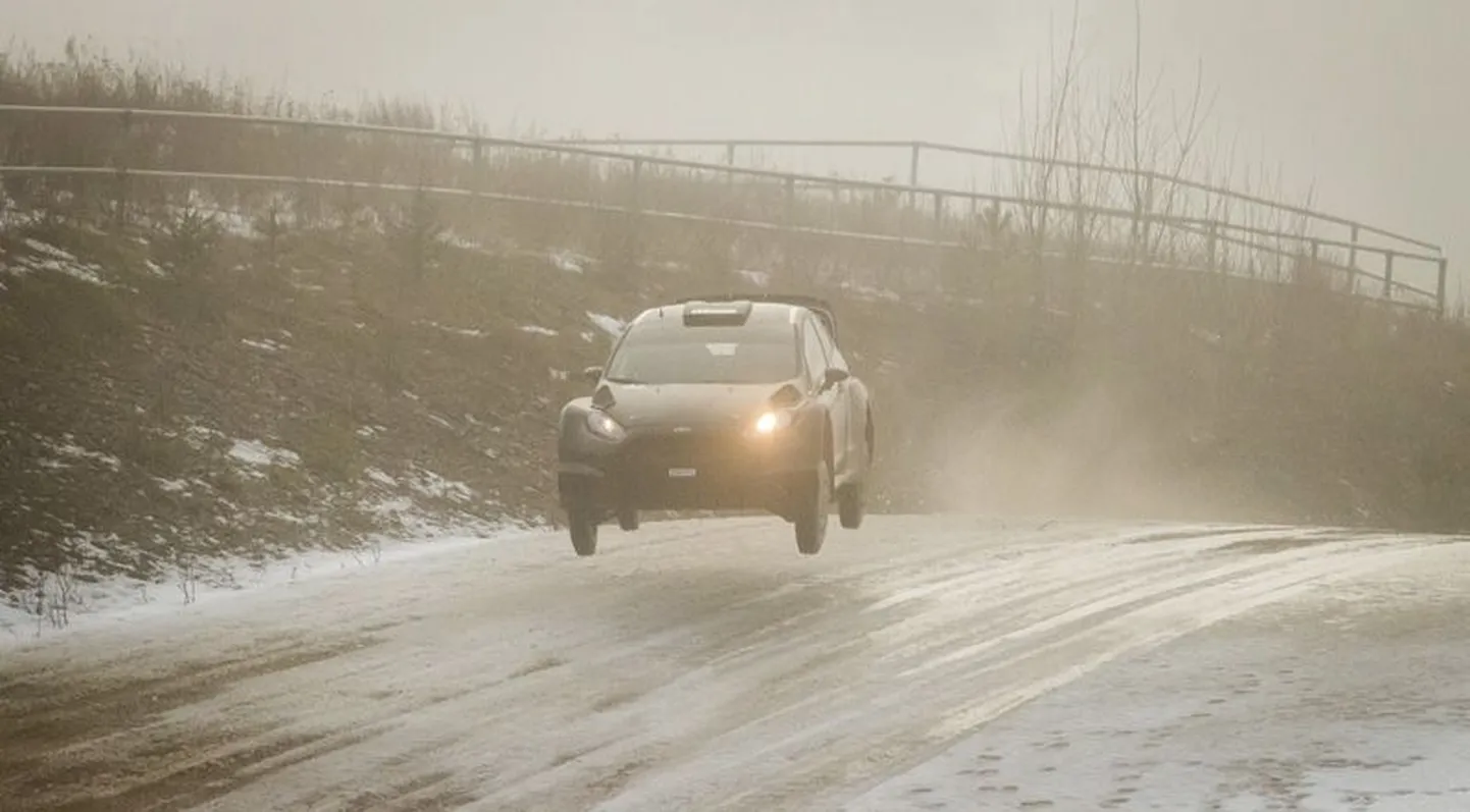 Georg Gross kihutamas uue võistlusmasina Ford Fiesta RS WRC-ga.