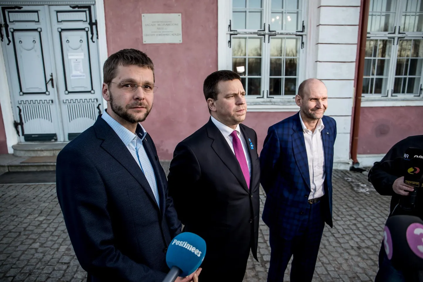 Valitsuskoalitsiooni kahe väiksema erakonna esimehed, SDE juht Jevgeni Ossinovski (esiplaanil) ja Helir-Valdor Seeder (paremal) peavad nädalavahetusel oma erakonnakaaslastega silmitsi seisma.