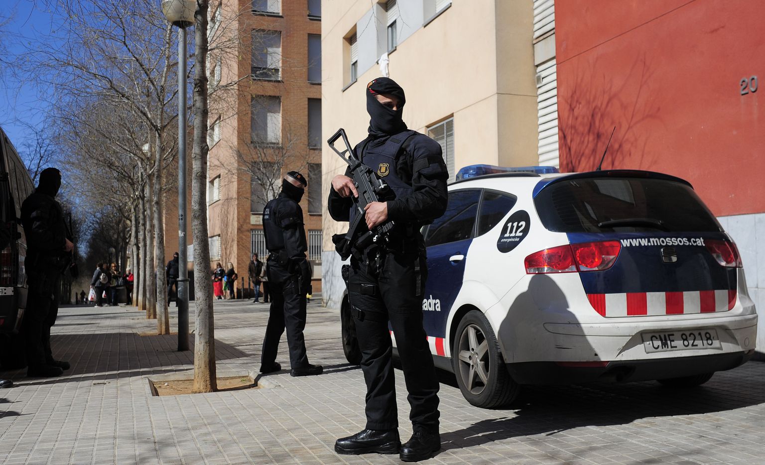 Kataloonia piirkondliku korrakaitsejõu Mossos d'Esquadra liikmed kevadel Sabadellis kümne džihadisti vahistamisega lõppenud missioonil.