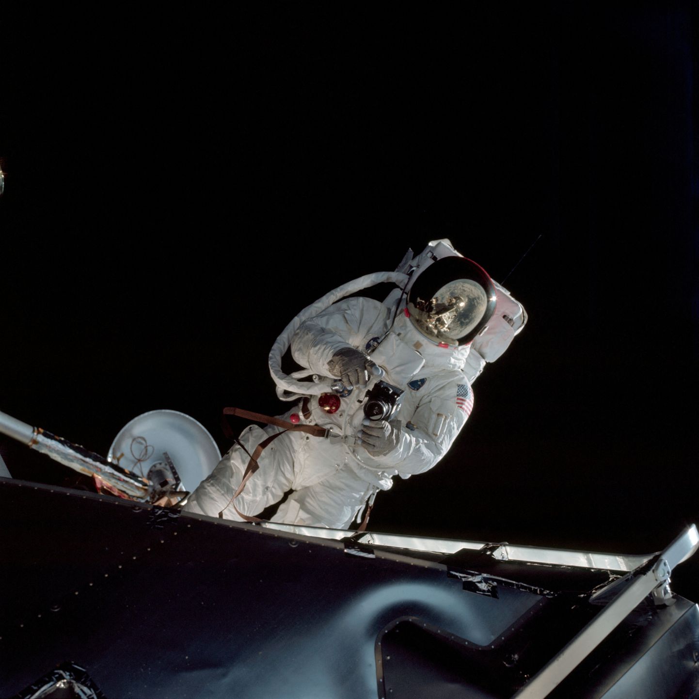 Astronaut Russell Schweickart kosmosekõnnil. Pilt on illustreeriv.