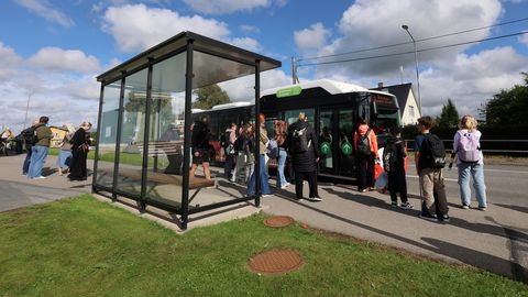Koolilapsed ei mahu bussidesse, kiiret lahendust ei paista