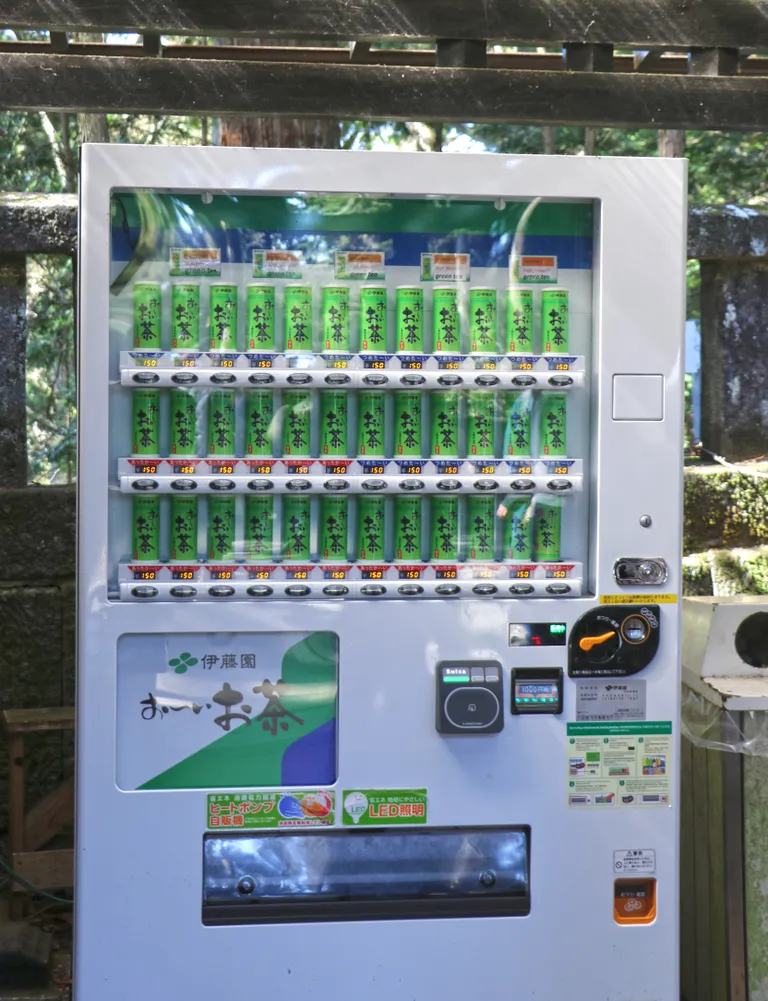 Rohelist teed müüv joogiautomaat Nikko mägitemplite juures.