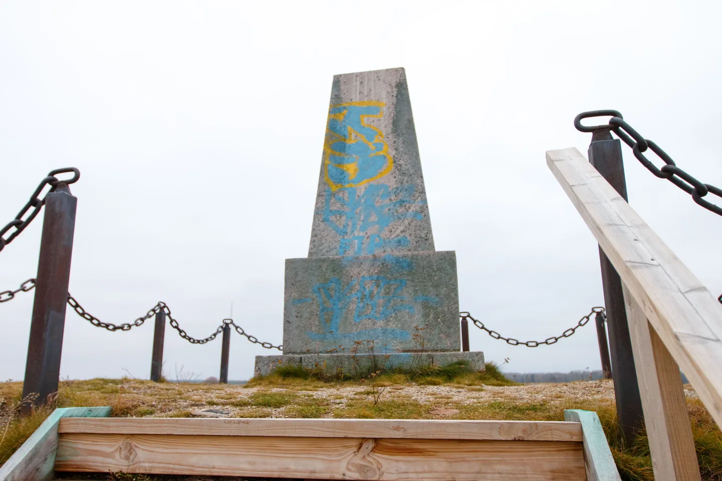 Paju lahingu monument. Vandaalid on mälestusmärki rüvetanud.
Samas on soditud ka parklas infotahvel ning katusealune.