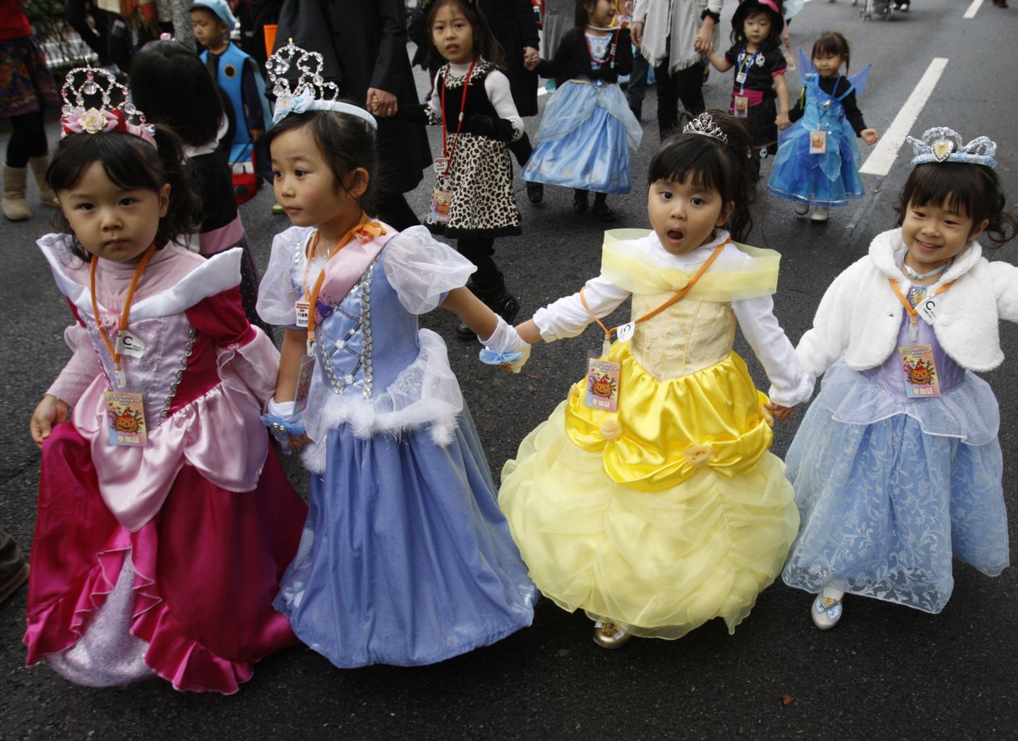 Väikesed jaapanlannad Halloweeni peol. Uuringute järgi hoiab Ida-Aasia kultuur depressiooni nende maade elanikest eemal.
