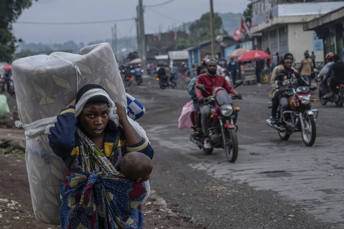Relvarühmituse M23 ja Rwanda sõdurite pealetungi eest pagevad inimesed Kongo DVs Goma linnas.