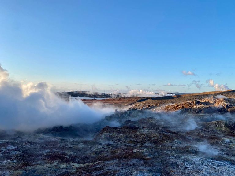В Исландии есть свои геотермальные источники.
