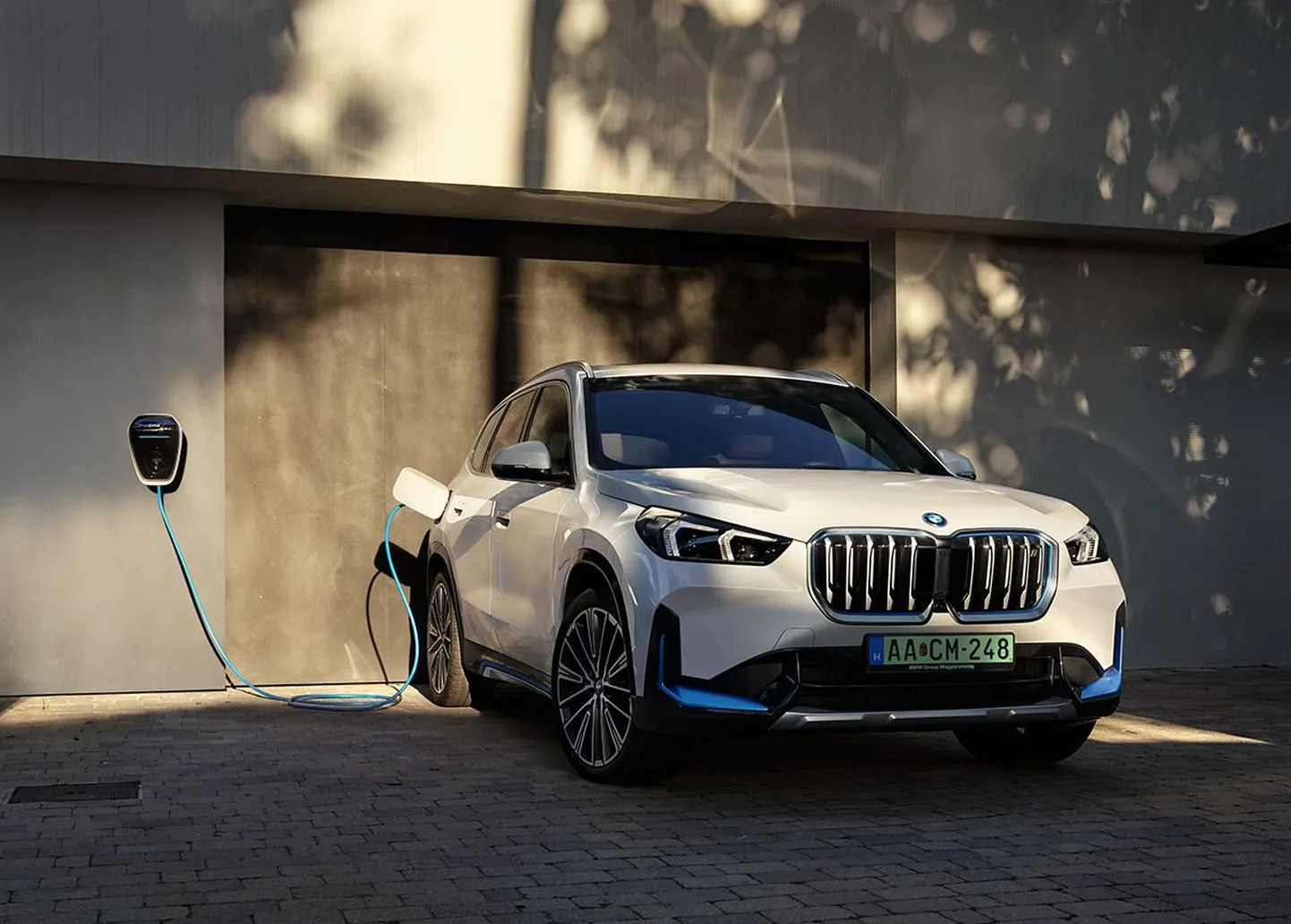 Autotootjad leppisid kokku platvormis, mis aitab autoomanikel tipptunnil oma elektriauto akust kallist elektrit tagasi võrku müüa.