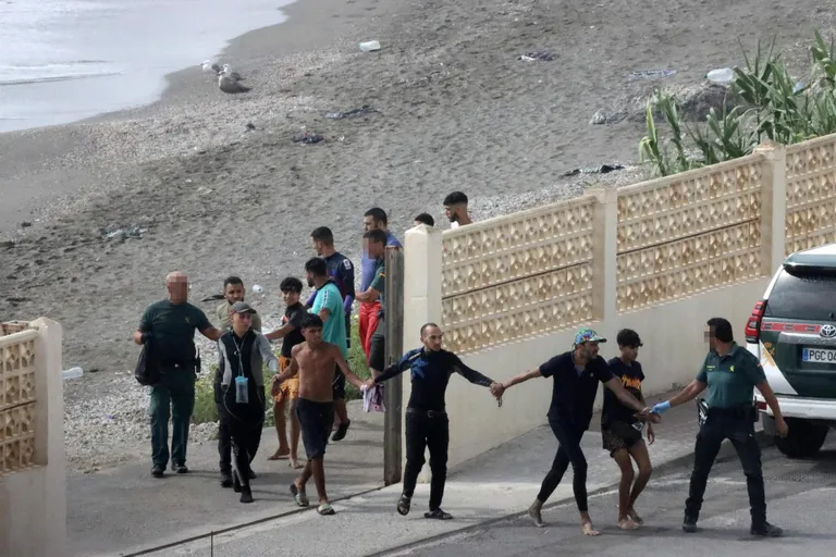 Hispaania politseijõud pidasid esmaspäeval Aafrika rannikul Ceuta enklaavis udu varjus Marokost saabunud migrandid kinni.