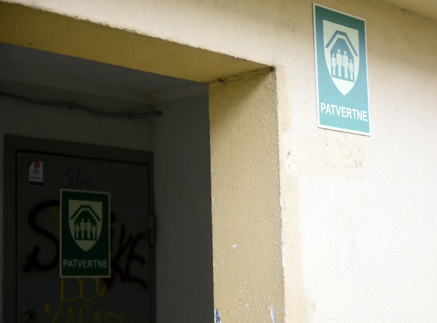 Dreiliņu apkaimē dzīvojamā ēka, kurā tiek marķētas pirmās droša patvēruma vietas, kas ir piemērotas iedzīvotāju pasargāšanai katastrofu un militāra apdraudējuma gadījumā.