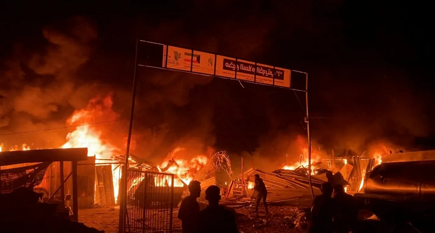 Iisraeli õhulöökide tagajärjel lõõmas Rafah' lähistel tulekahju.