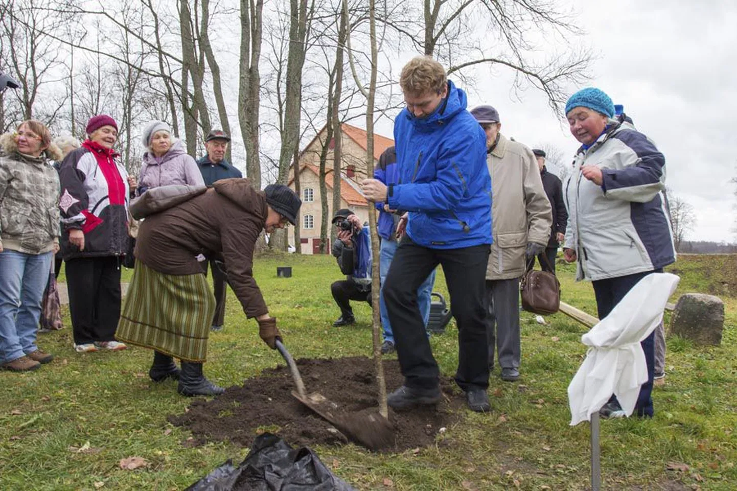 Aastapäevapuu istutamisel osales veerandsada inimest.