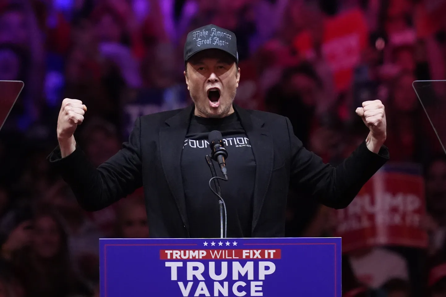 Илон Маск на предвыборном митинге Дональда Трампа