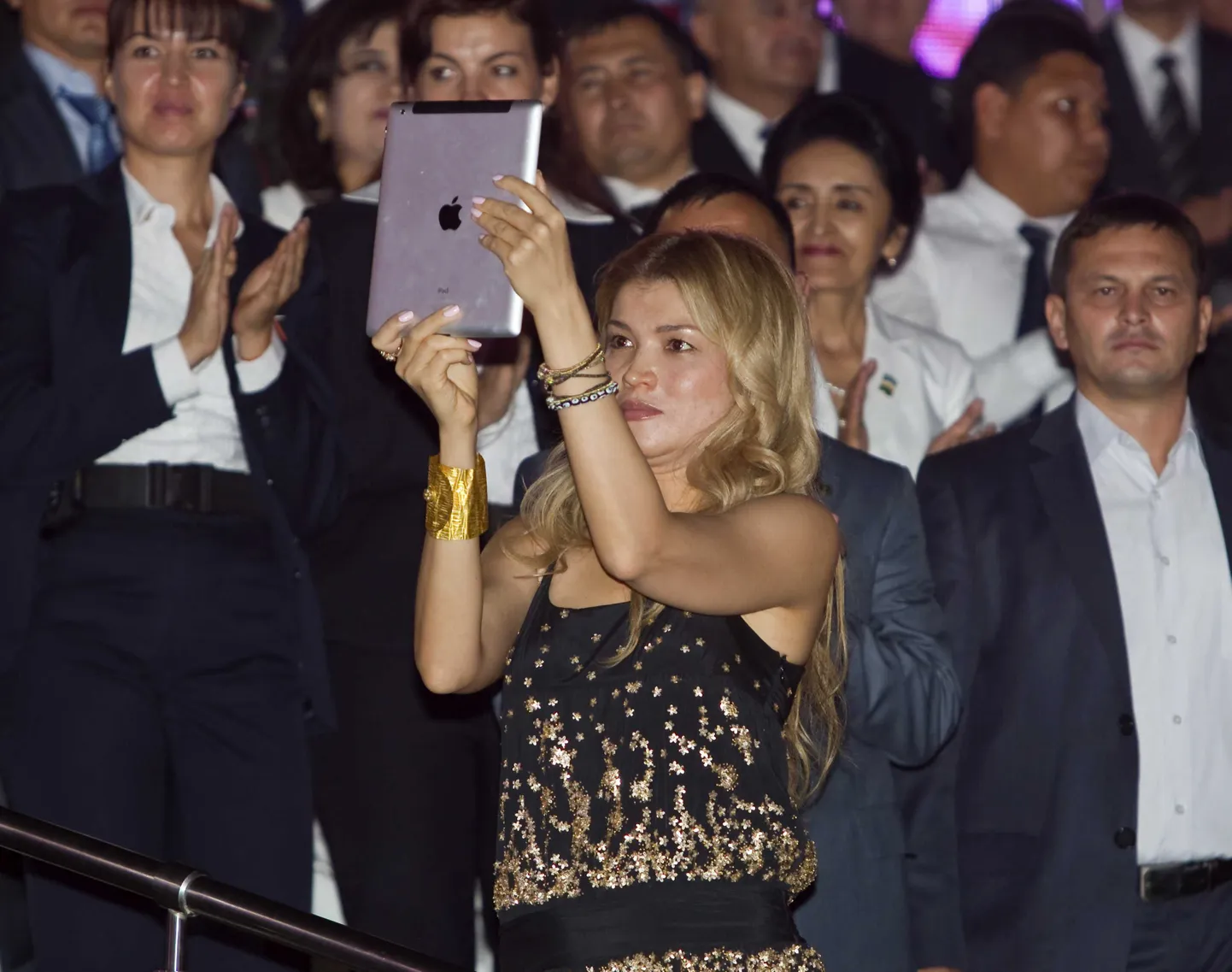 Gulnara Karimova filmimas oma isa iseseisvuspäeva pidustustel tantsimas.