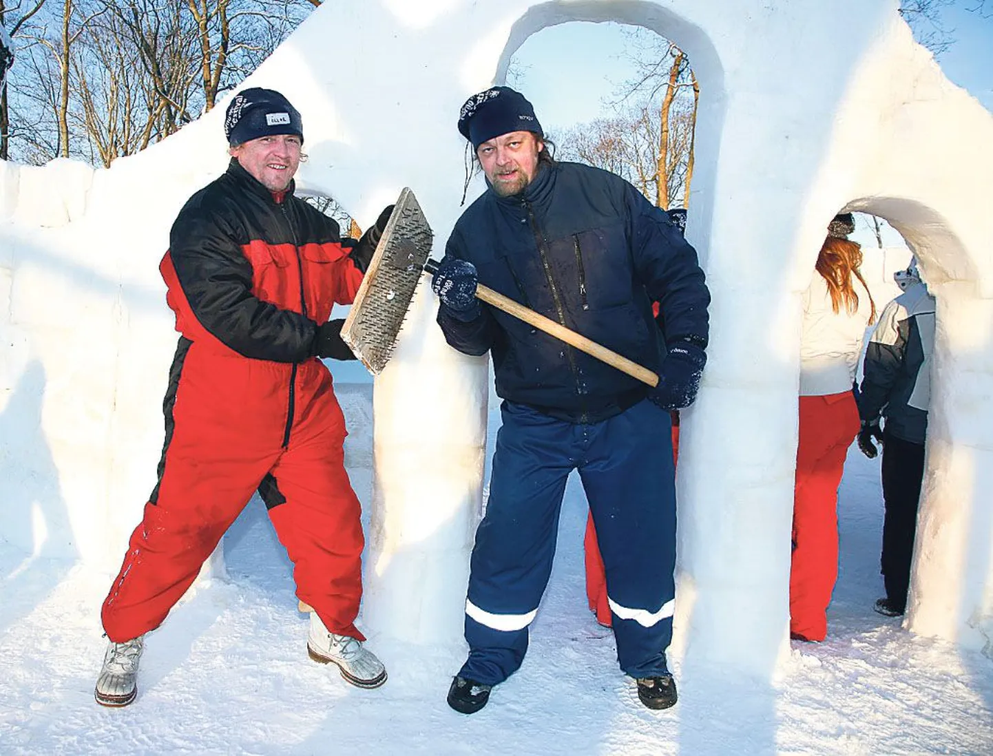 Üllar Kallau (vasakul) ja Rait Pärg näitasid oma töövahendeid, riivi ja meislit, mis aitasid neil vormida lund ja jääd täpselt selliseks, nagu nad ise soovisid.