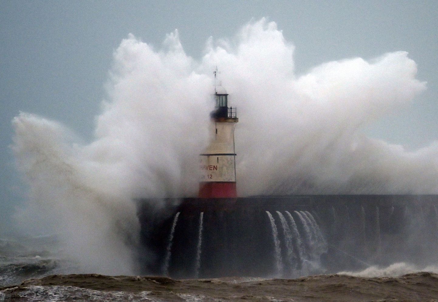 Vētras "Siara" izraisīti spēcīgi viļņi Lielbritānijā.