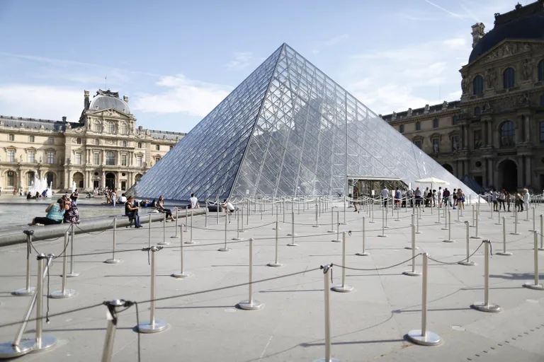 Pariisi Louvre'i klaaspüramiid, mille arhitekt on Ieoh Ming Pei