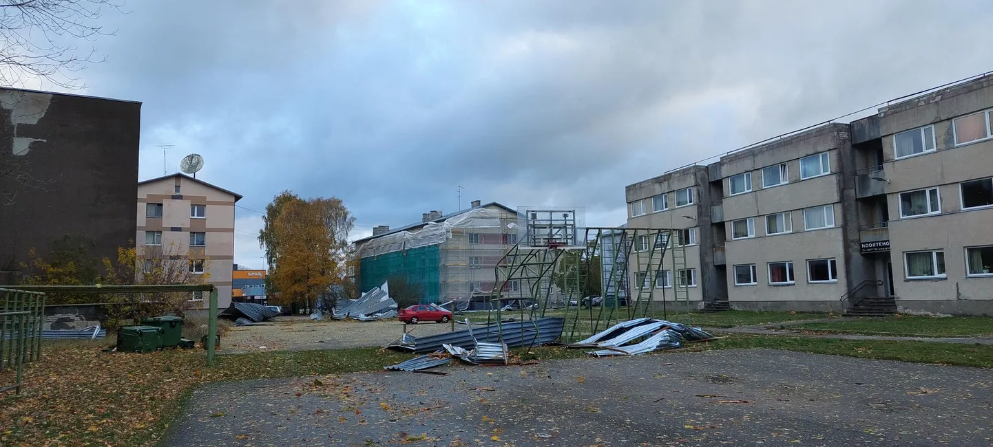 Äikesetorm pühkis majalt osa katuseplekist.