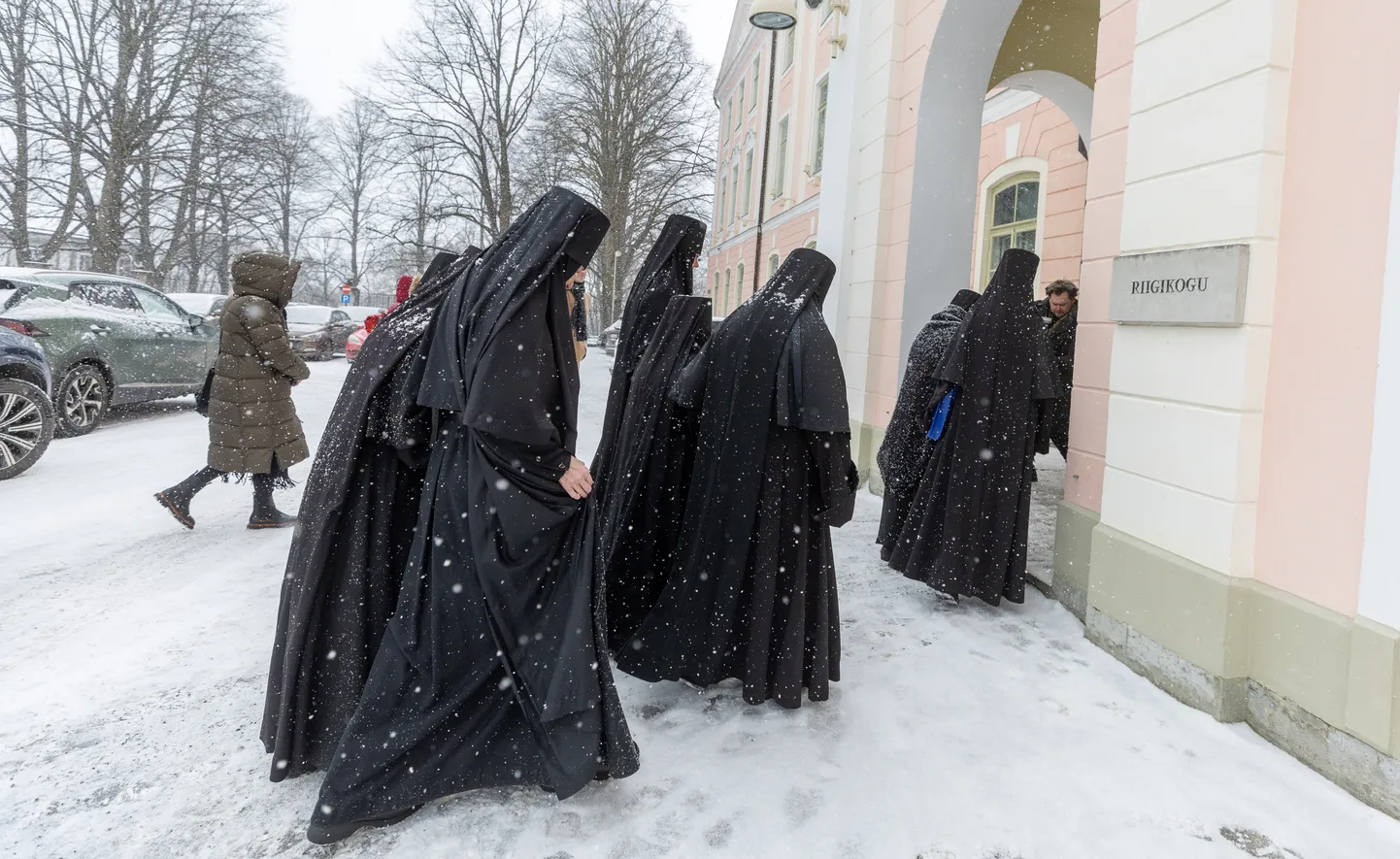 Pühtitsa kloostri nunnad viisid 17. veebruaril riigikogu esimehele palvekirja.
