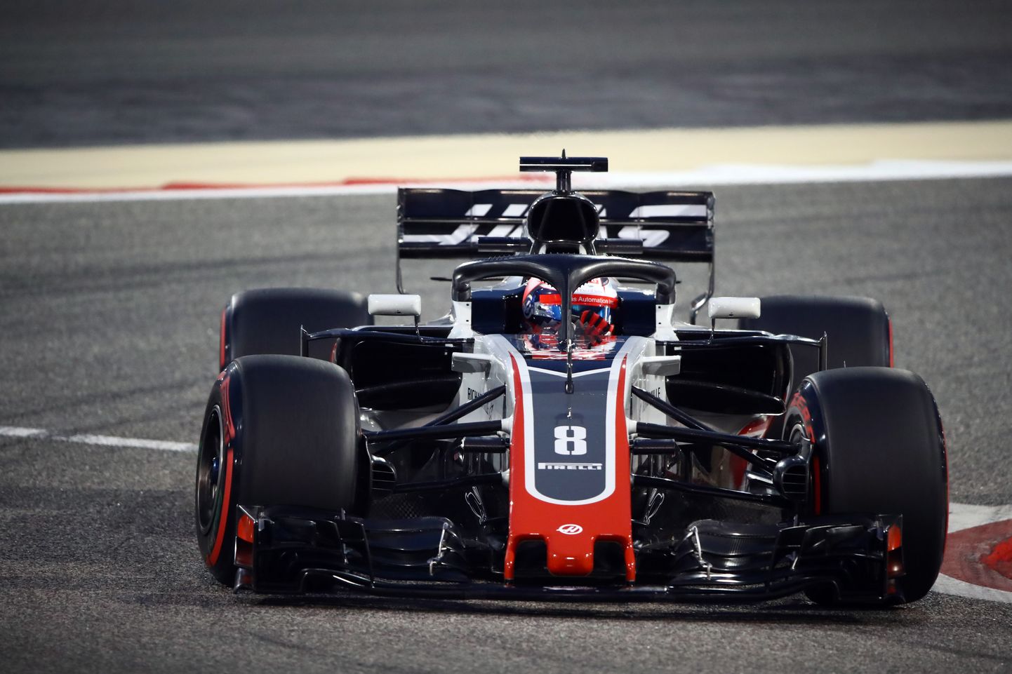 Romain Grosjeanil oli kõvasti tegemist, et oma auto Bahreinis ühes tükis üle lõpujoone tuua.