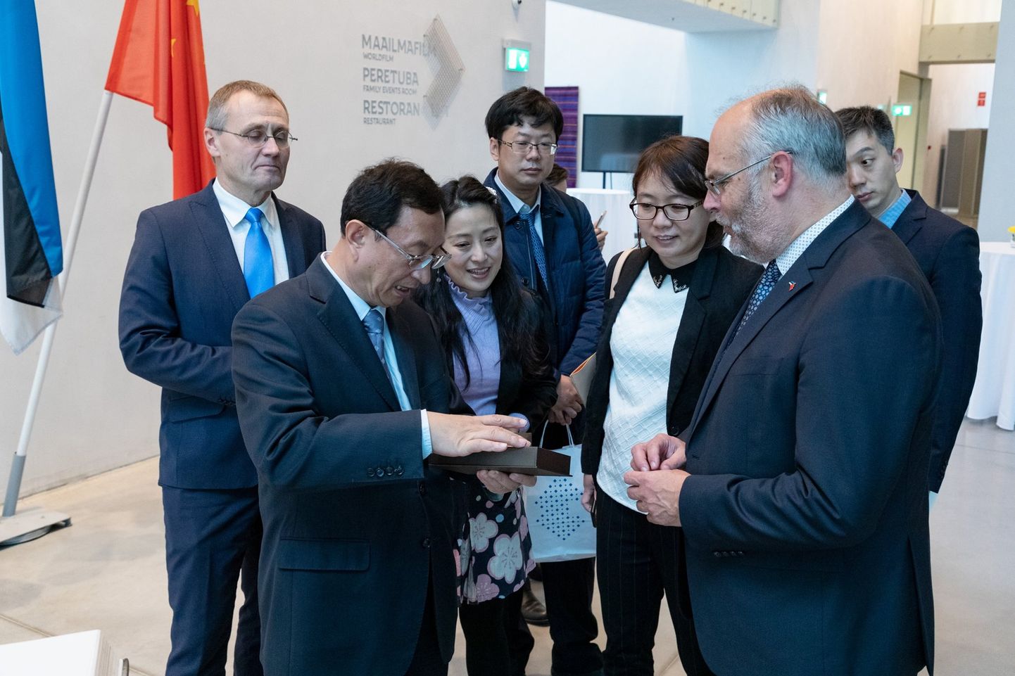 Hiina kultuuri- ja turismiminister Luo Shugang (esiplaanil) külastas täna Eesti Rahva Muuseumi.