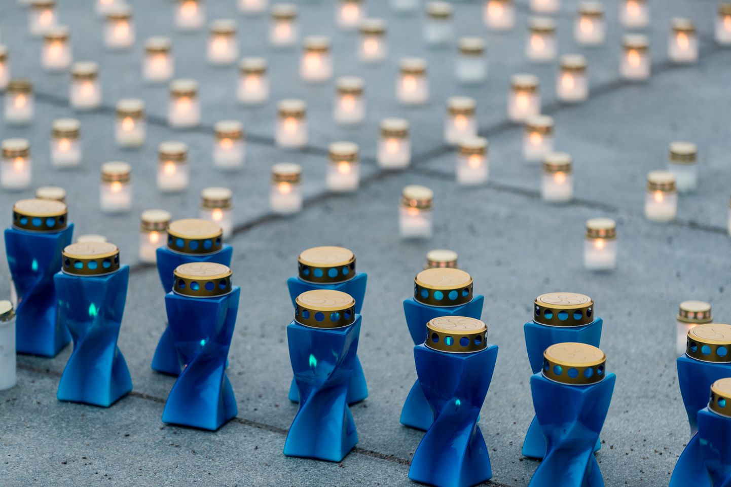 Свечи, установленные в память о жертвах мартовских депортаций. Иллюстративное фото.