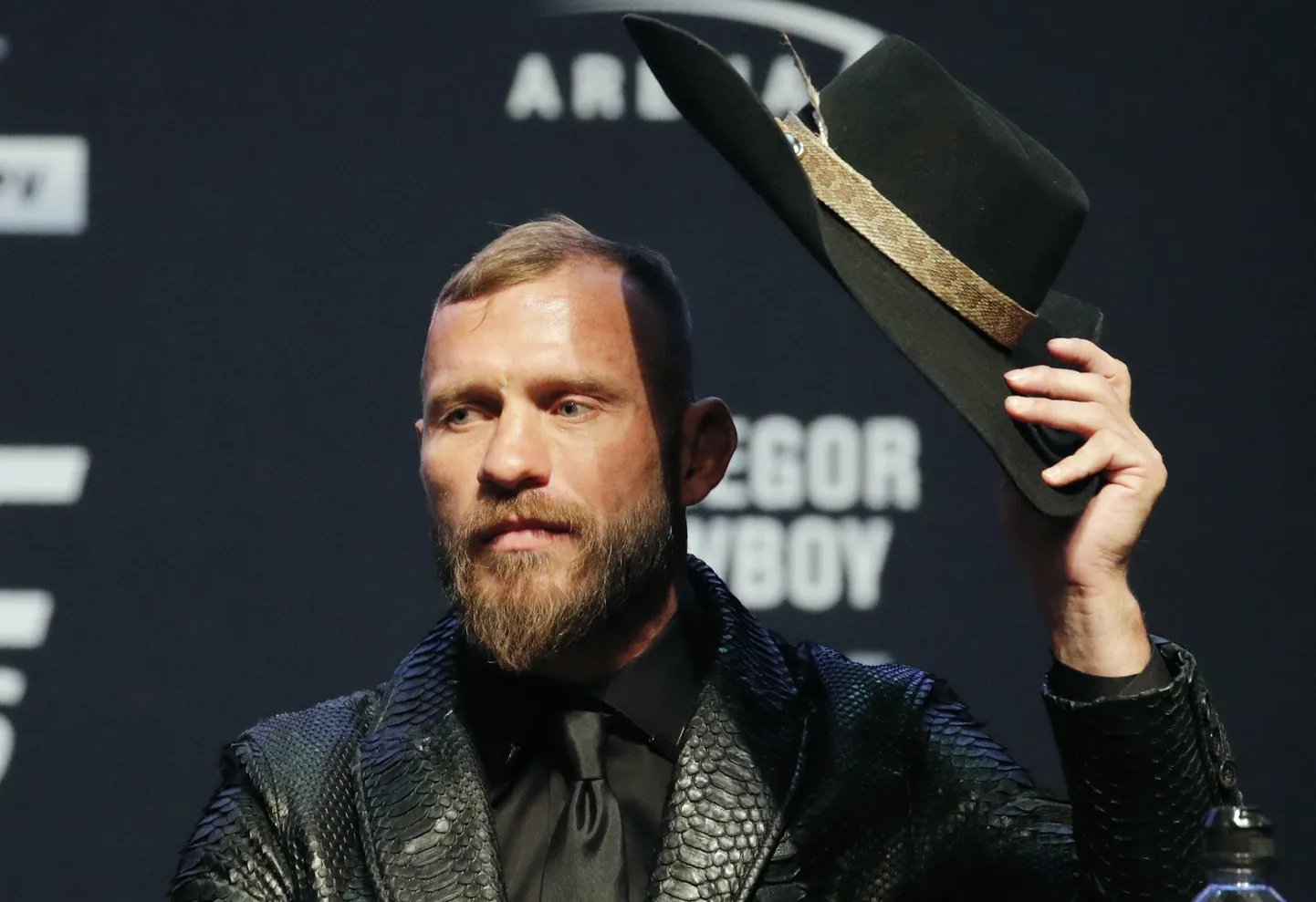 Donald Cerrone tervitab Conor McGregorit uudistekonverentsiga kaabu tõstmisega 15. jaanuaril Las Vegases.