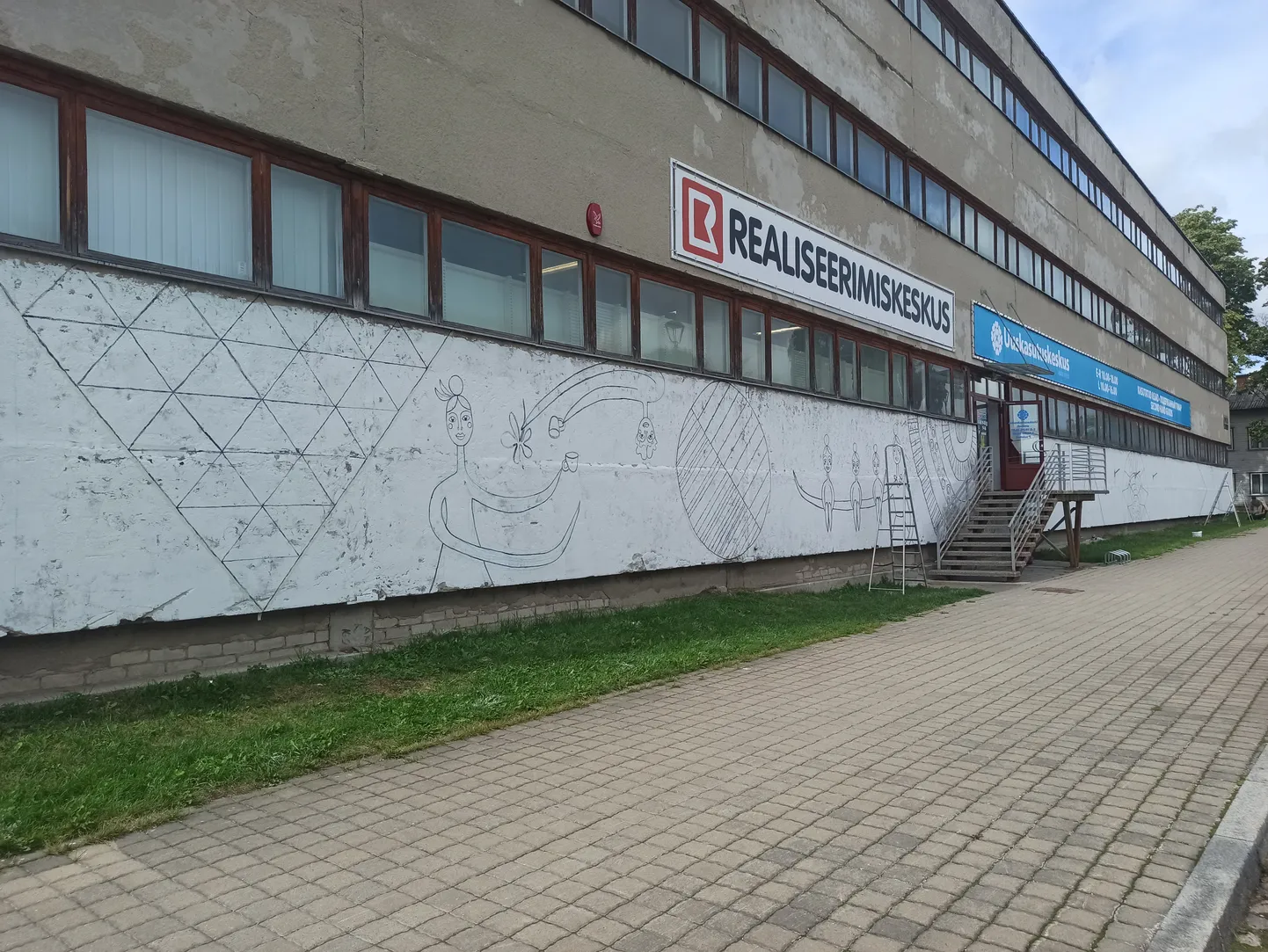 12. augusti pärastlõunal tegelesid kunstnikud ja abilised reedese töötoa ette valmistamisega.
