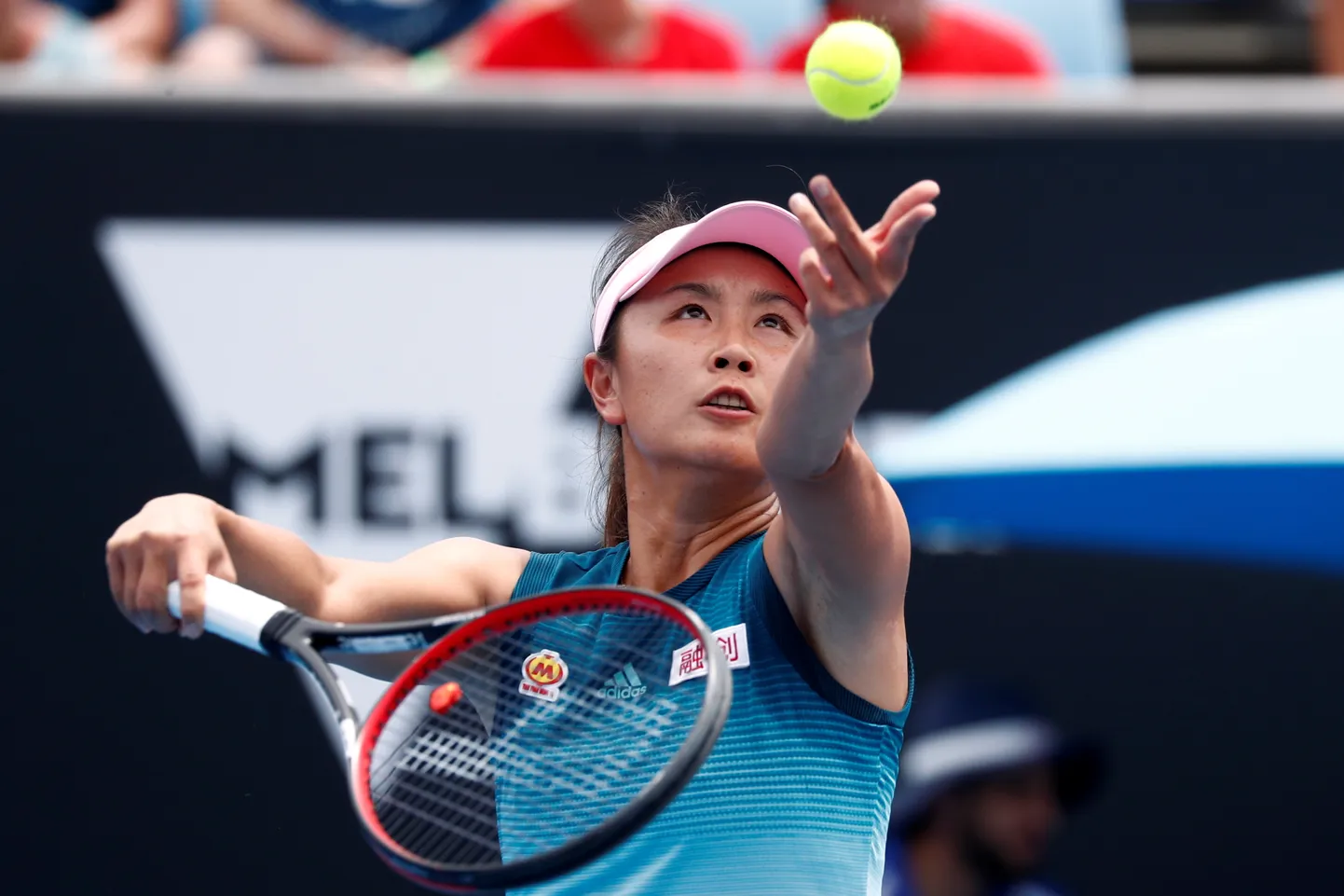 Peng Shuai servimas.