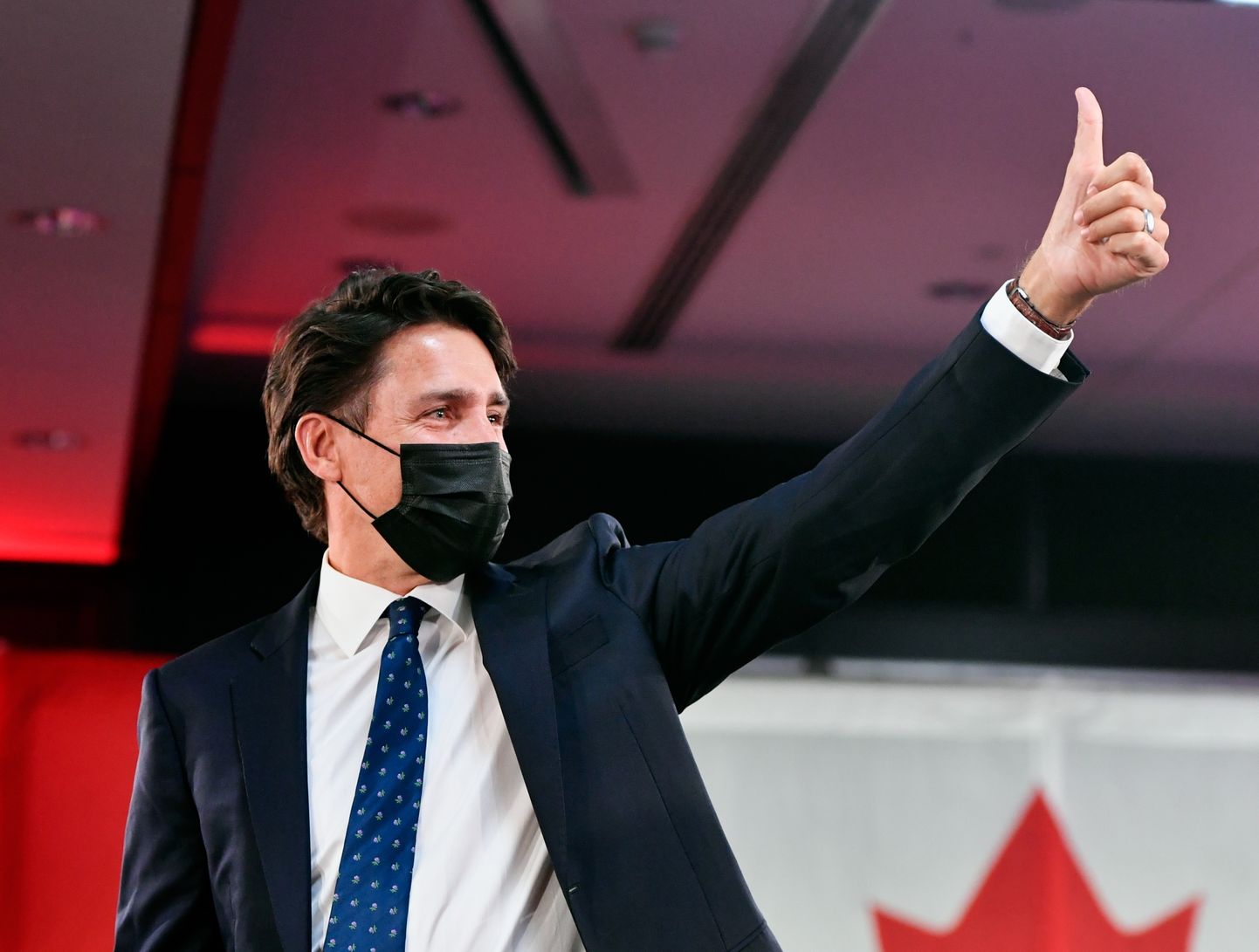 Peaminister ja Liberaalse Partei juht Justin Trudeau pärast valimisvõitu enda pooldajaid toetamas.