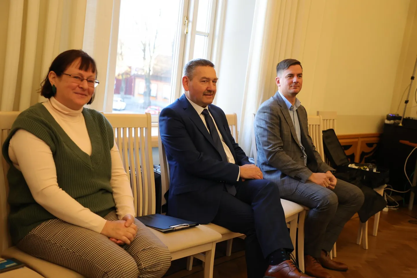 Osa Paide linnavolikogu liikmeid pole linnavõimu, keda esindavad abilinnapea Piret Moora (vasakult), linnapea Kulno Klein ja veel 1. juulini ametis olev abilinnapea Karl Jakobson, tööga rahul.
