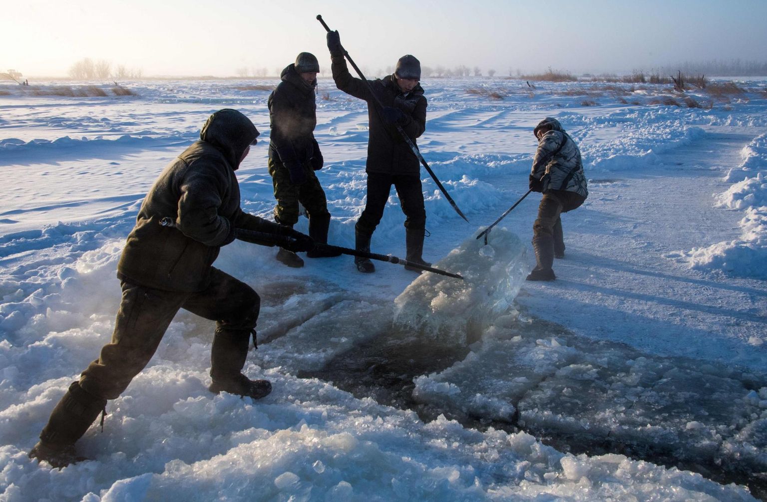 Jakutskist umbes 70 kilomeetri kaugusel lõunas asuva Oi küla elanikud lõikavad järvelt jääd, et varuda talveks joogivett.