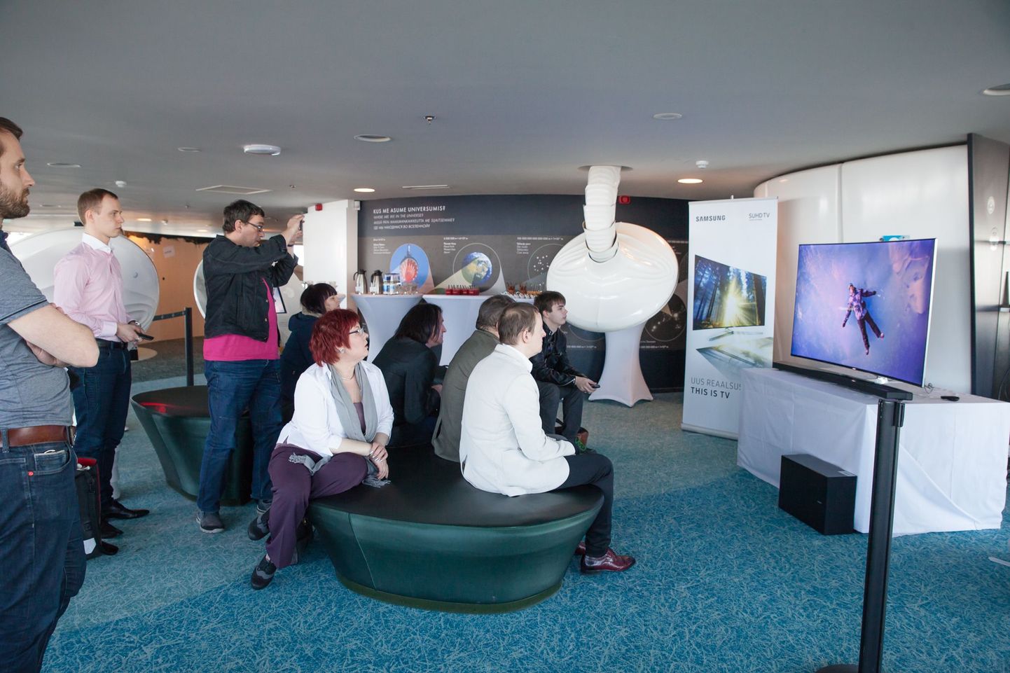 Tehnoloogiaajakirjanikud imetlevad Tallinna teletronis Samsunfi uue põlvkonna SUHD telerit.