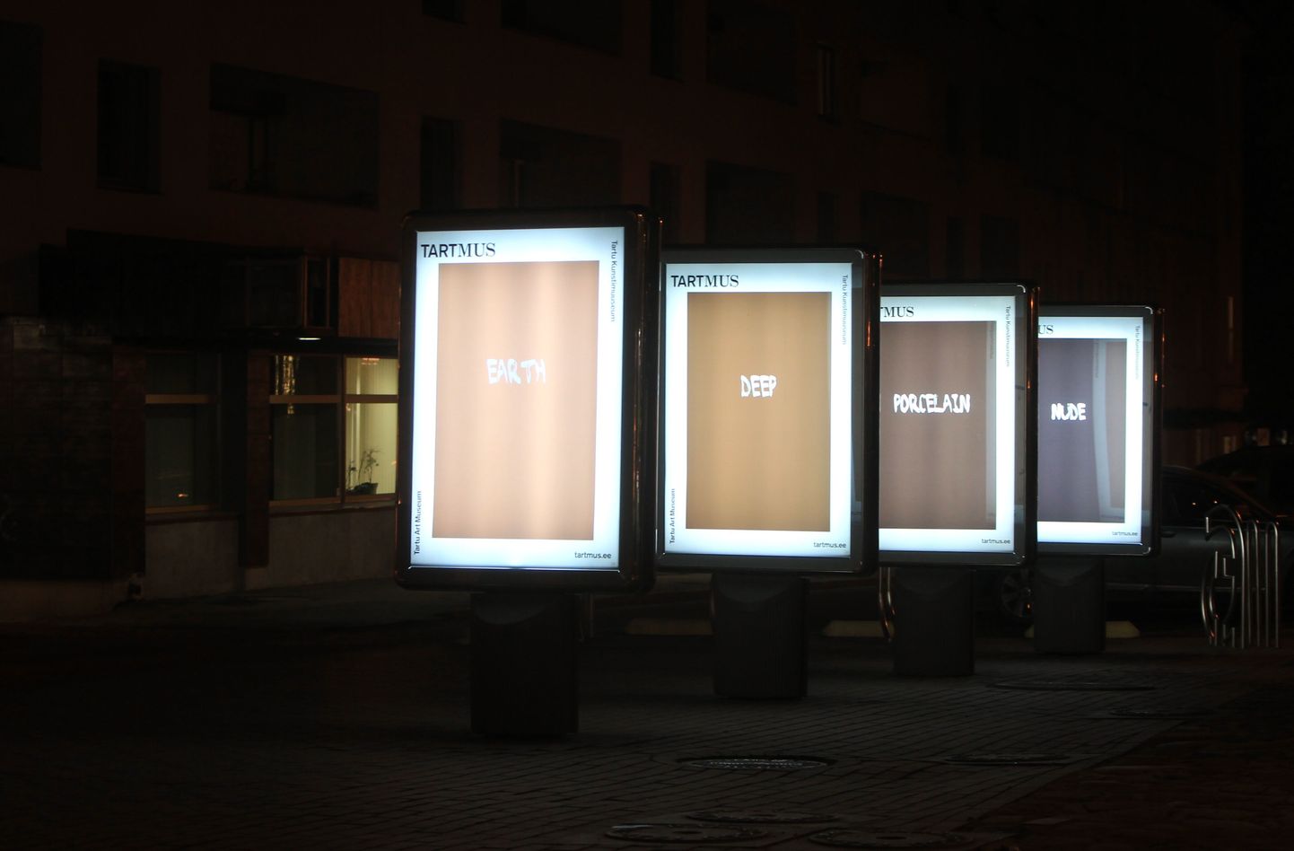 Valgustatud stendid Tartu kesklinnas on 1. veebruarini Tartu kunstimuuseumi kasutuses.