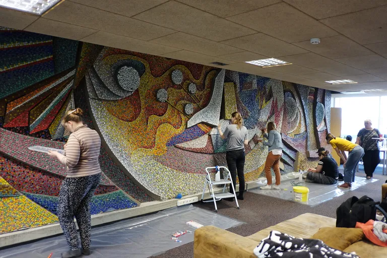 EKA tudengid Vassili Tovtini Tartu Katseremonditehase mosaiikpannood konserveerimas, 2020.