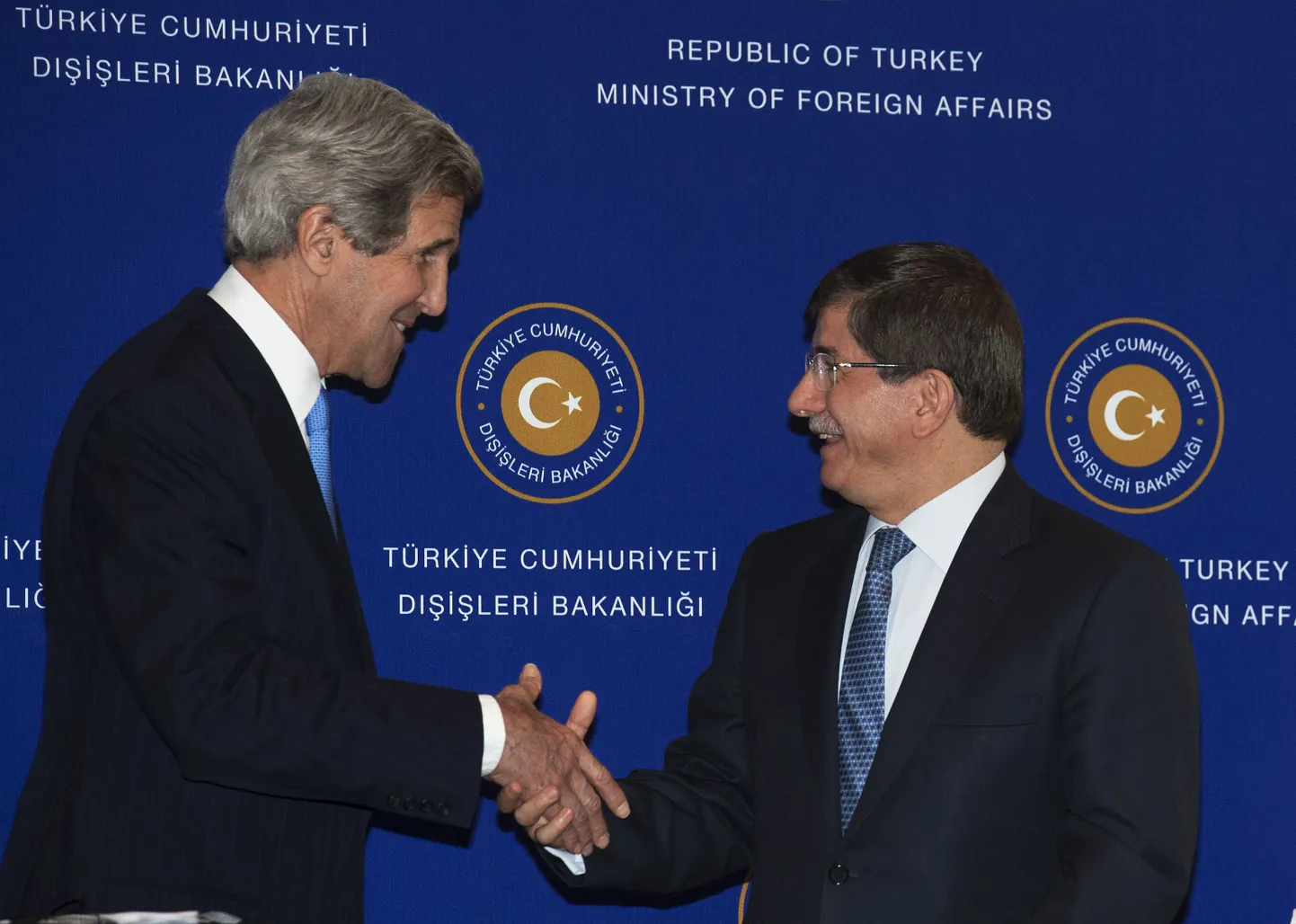 USA välisminister John Kerry (vasakul) koos Türgi kolleegi Ahmet Davutogluga.