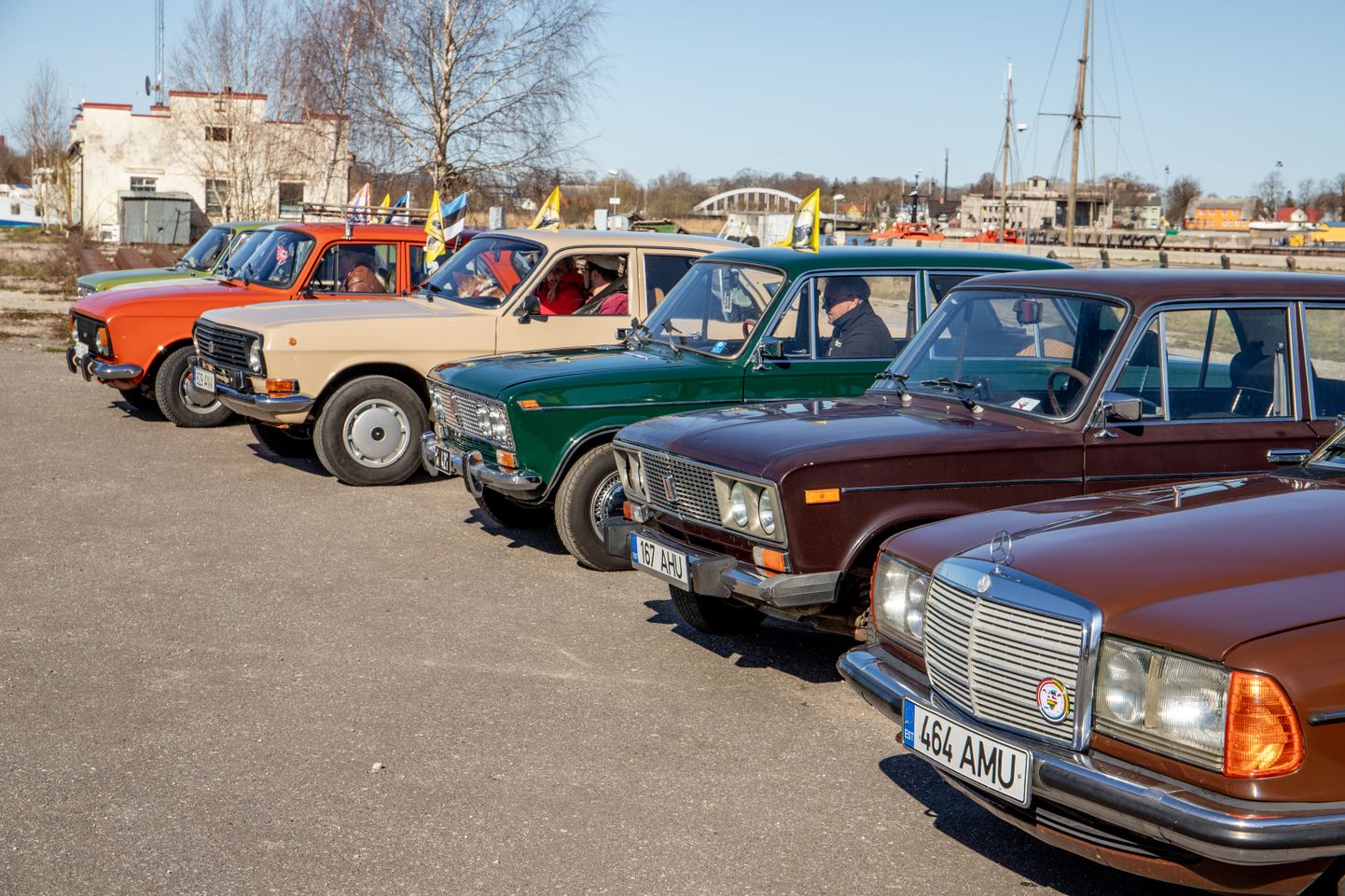 Pildil on Pärnumaa vanatehnika klubi vanasõidukid.