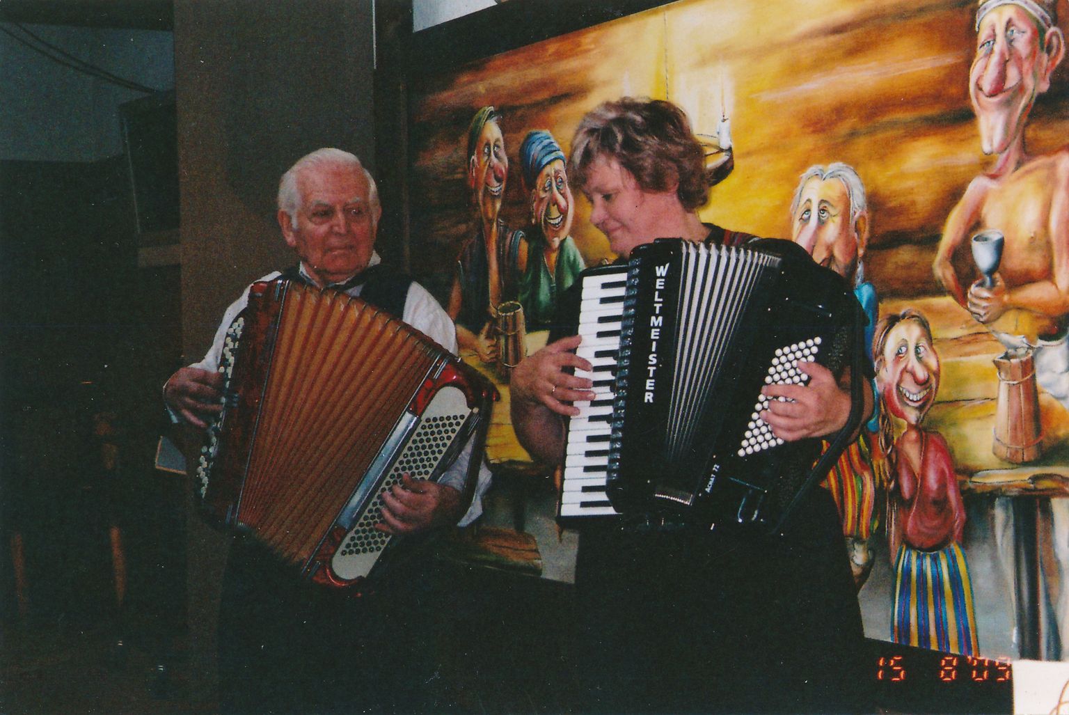 KODUSAAREL: 20 aastat tagasi musitseerisid Pärnu saarlane Henno Sepp ja Reet Lõugas ansamblist Kanarbik Kuressaares Veski kohvikus.