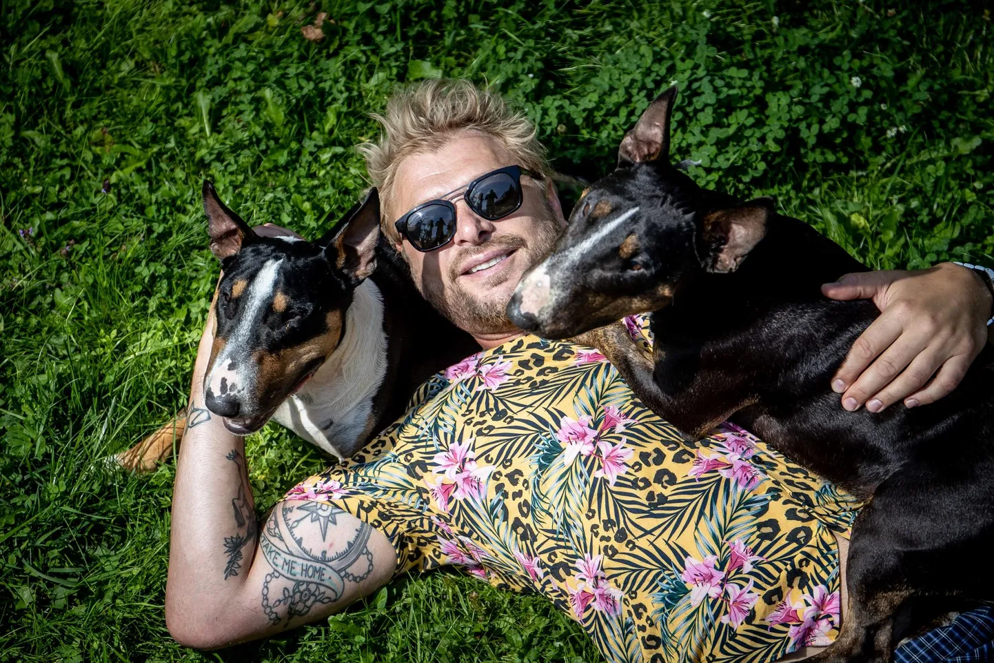 Martin Kala ja tema "bullterroristid" - nii kutsuti neid ka kutsikapõlves, kui nad pahandust tegid - augustis Vääna-Jõesuus suvitamas. Vasakul Jarvis, paremal Archie.