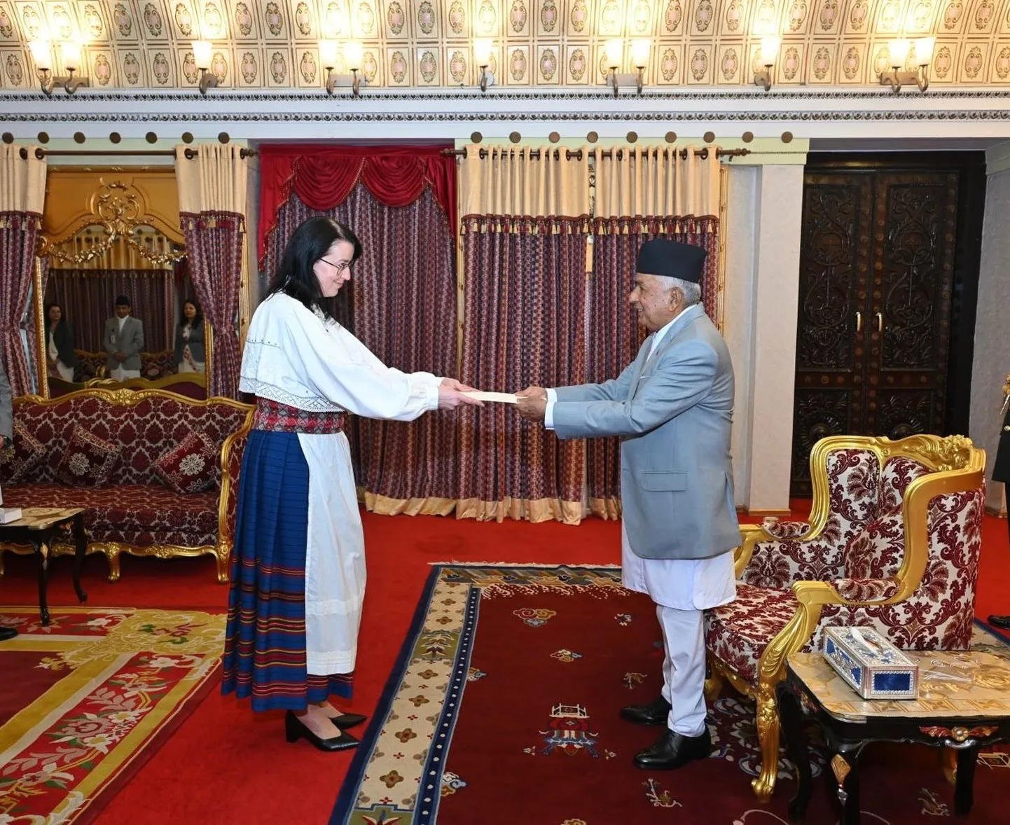 Eesti suursaadik Katmandus Marje Luup andis esmaspäeval üle volikirja Nepali presidendile Ramchandra Paudelile.