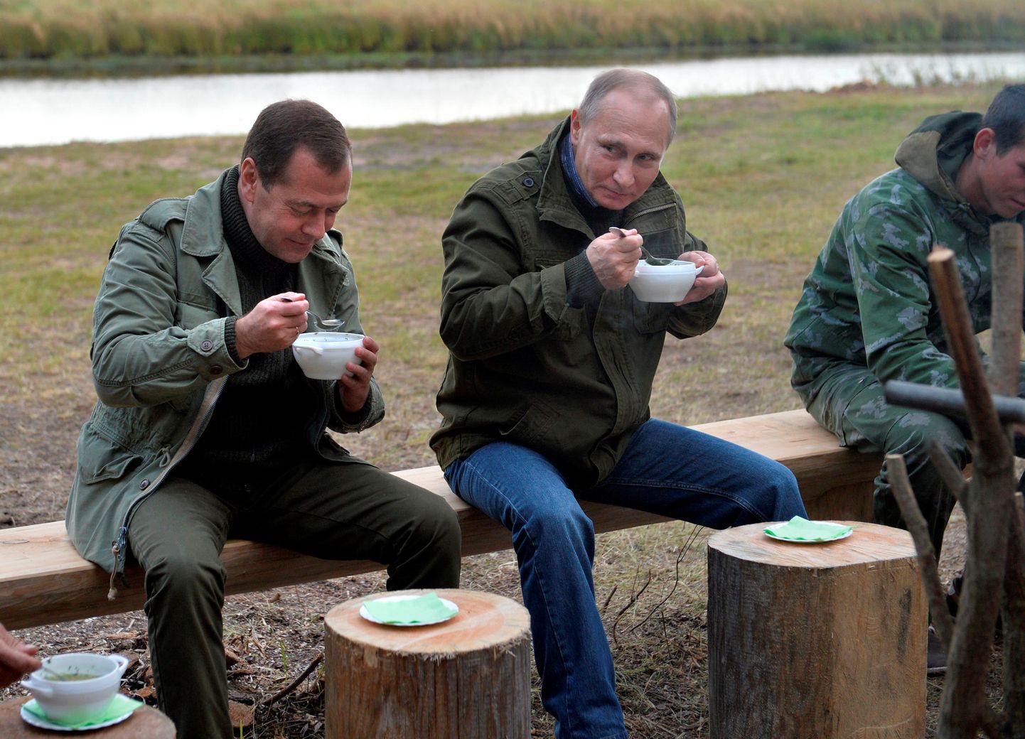 Venemaa president Vladimir Putin (keskel) ja peaminister Dmitri Medvedjev (vasakul).