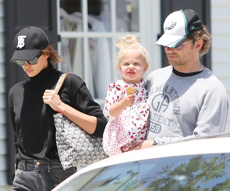 Bradley Cooper koos abikaasa Irina Shayki ja tütre Lea De Seine Shayk Cooperiga.