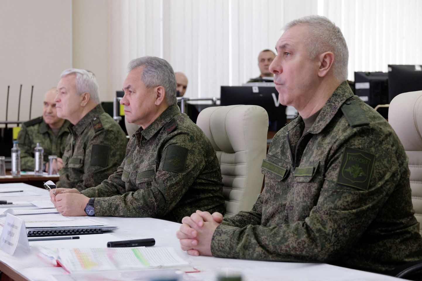 Vene kaitseminister Sergei Šoigu (laua ääres keskel) Ukrainas sõdivate Vene vägede staabis.